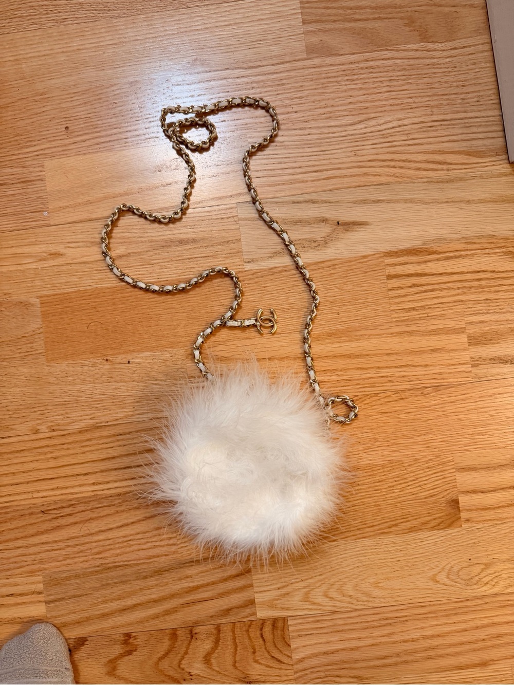 White fluffy feather Chanel round crossbody purse - Picture 2 of 8